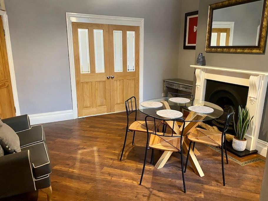 Spacious, Cosy 3 Bedroom House In Preston. Holiday home *